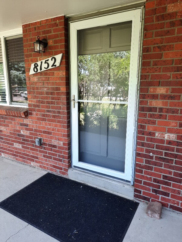 Foto del edificio - 8150-8152 Ames Way