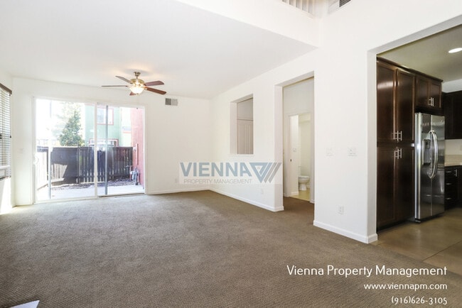 Building Photo - Beautiful Townhouse for Rent in Sacramento!