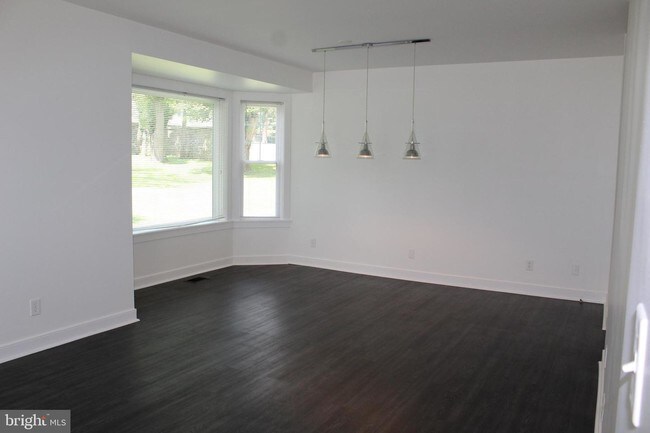 Building Photo - 1346 Rokeby Rd