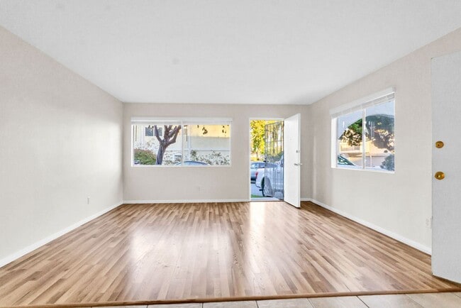 Building Photo - Great three bedroom townhome in UTC! Avail...