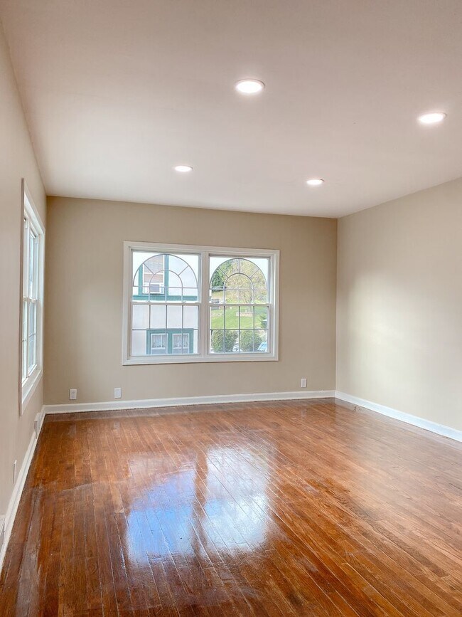 Foto del edificio - Beautifully updated 5 bed 2 bath house $2200 *MOVE IN SPECIAL*