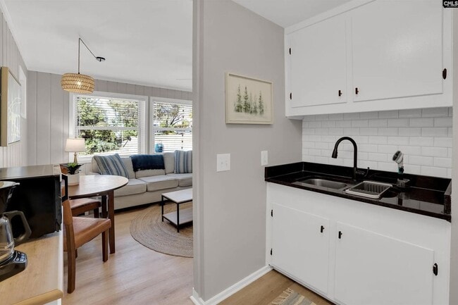 Foto del edificio - Renovated & Furnished Apartment in Quiet Rosewood Neighborhood