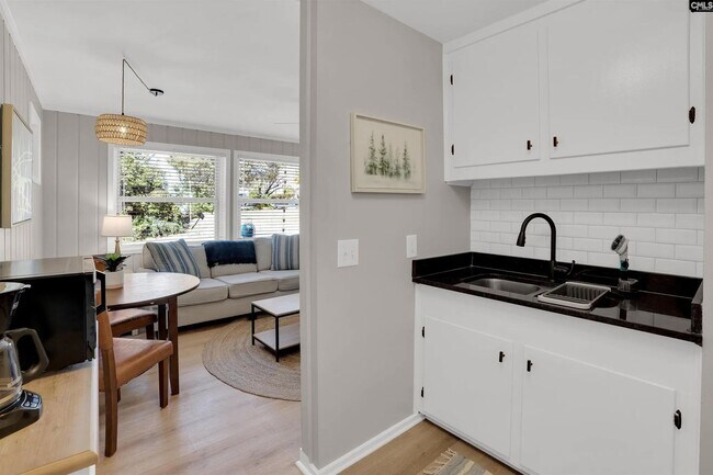 Building Photo - Renovated & Furnished Duplex in Peaceful Rosewood - 2746