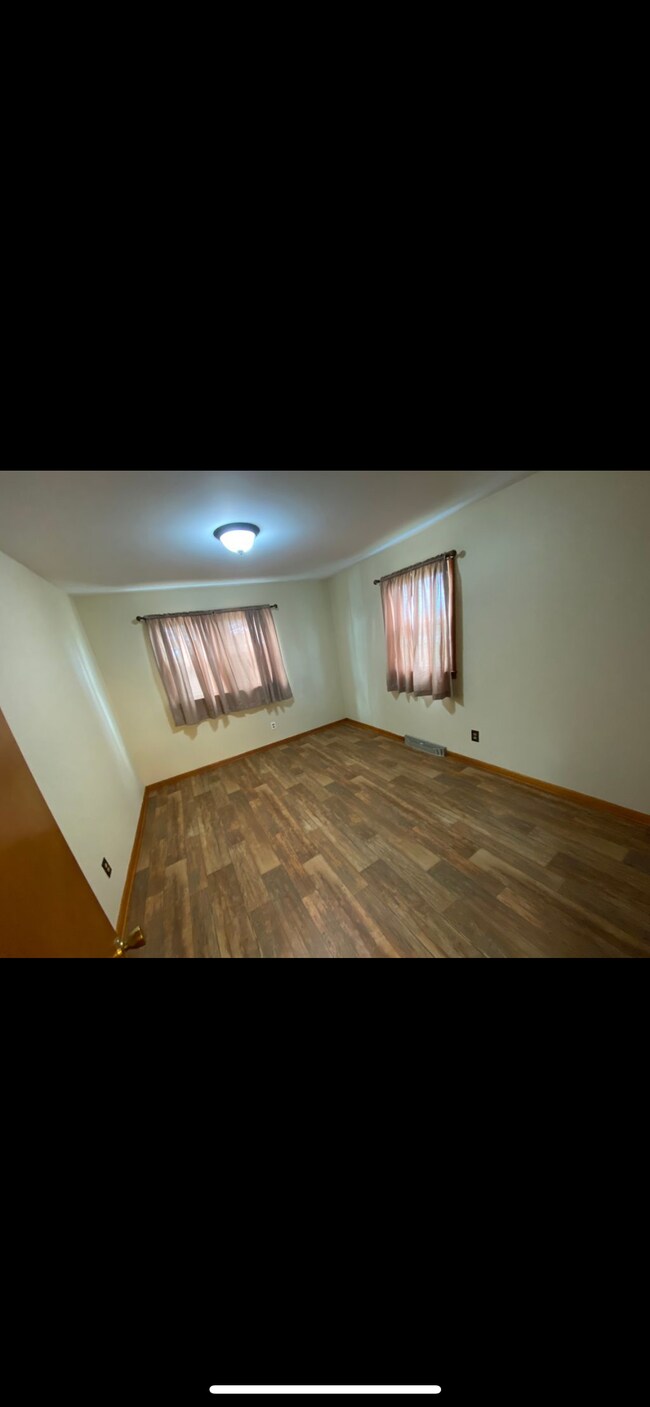 Building Photo - 621 S Roosevelt Ave