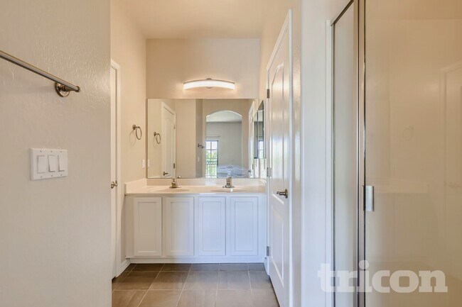 Building Photo - 3446 E Avalon Dr