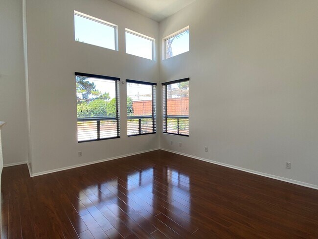 Building Photo - Spectacular 4 bd. 3 bath home in prime Dis...