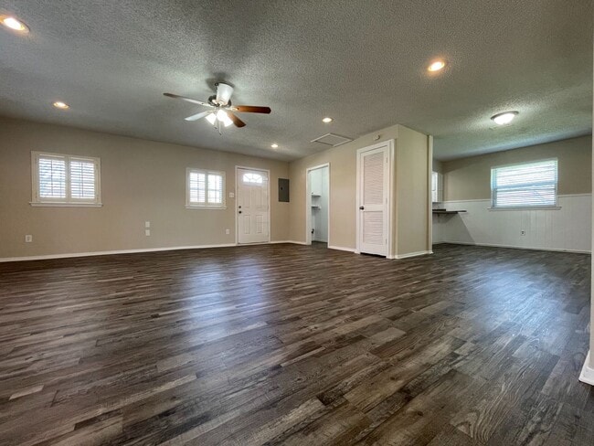 Building Photo - 4/2/2 North Richland HIlls