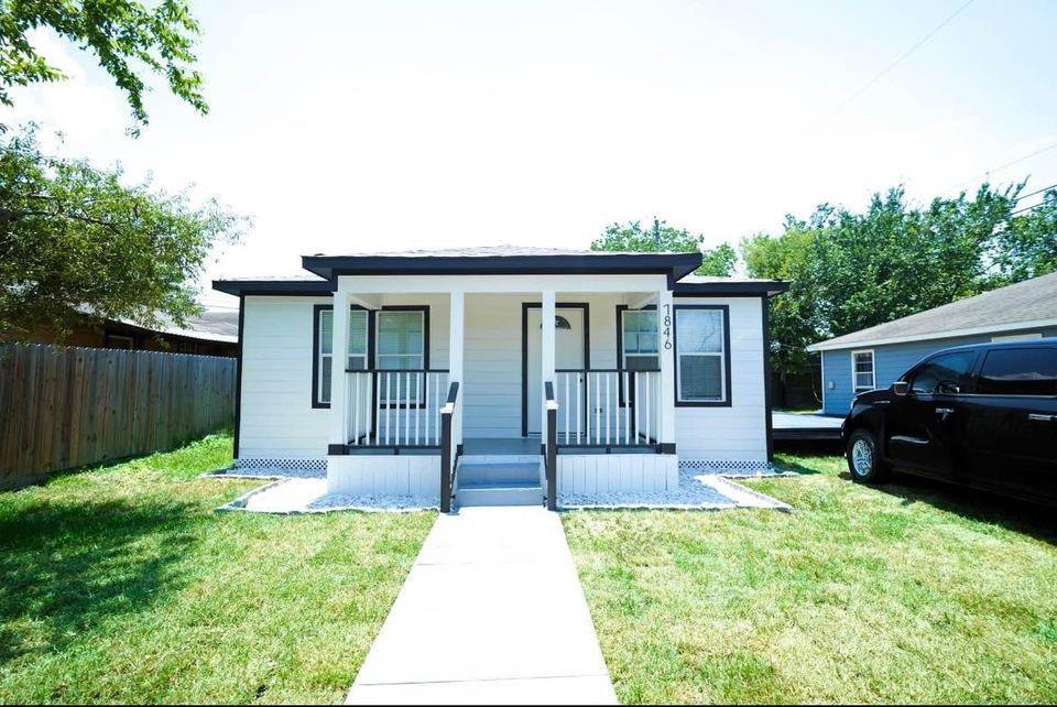 Primary Photo - 7846 S Howton St