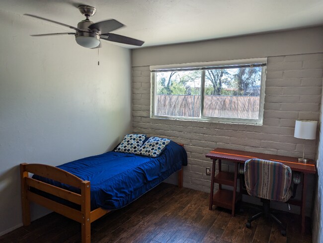 Foto del edificio - 8016 E 7th St