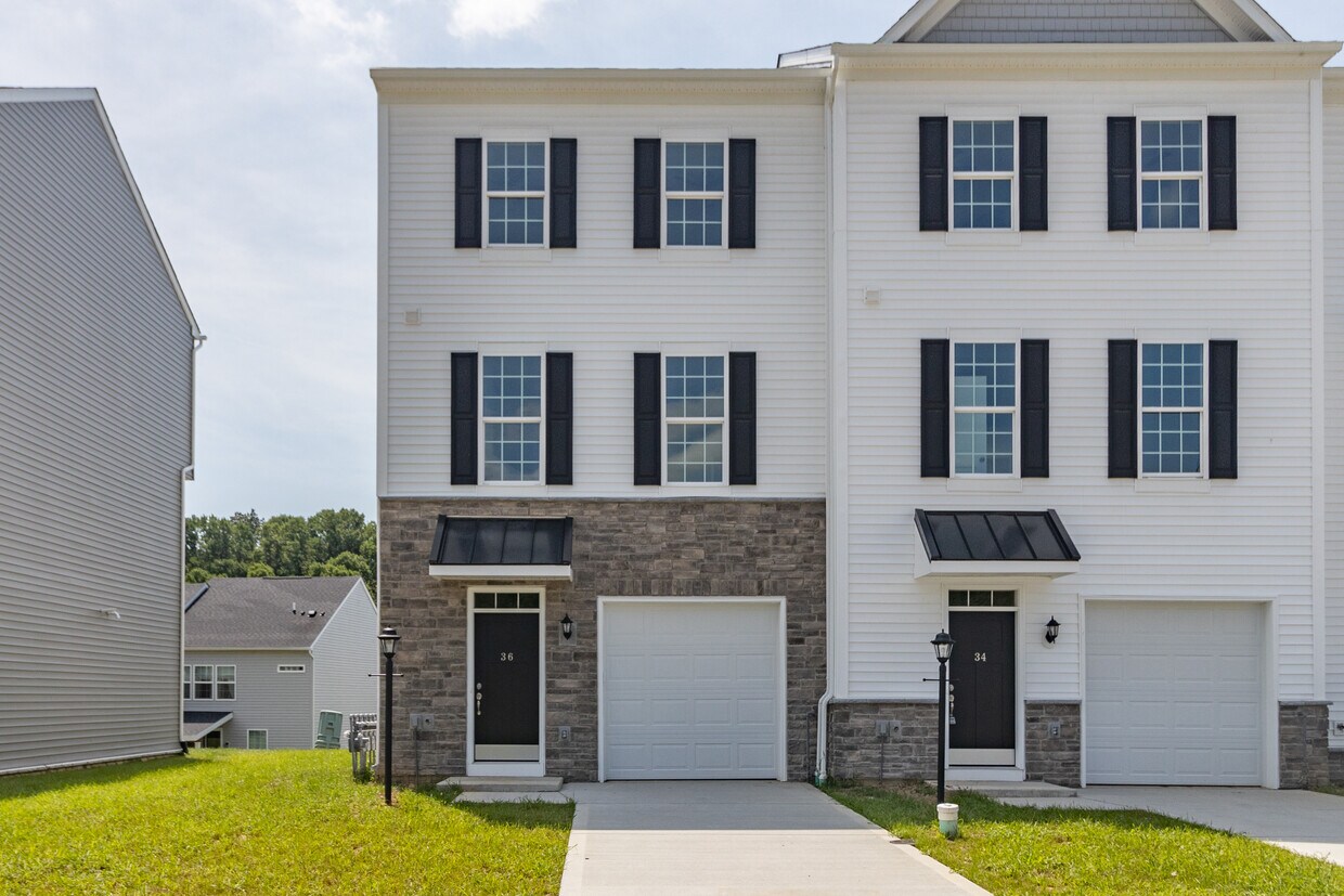 36 Dover Court end unit - 36 Dover Ct
