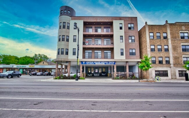Building Photo - 2515 W Lawrence Ave