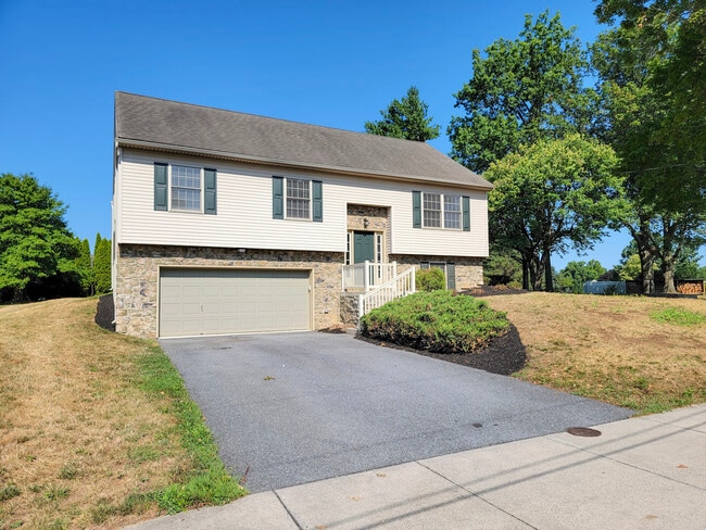 Building Photo - 5206 Brook Dr