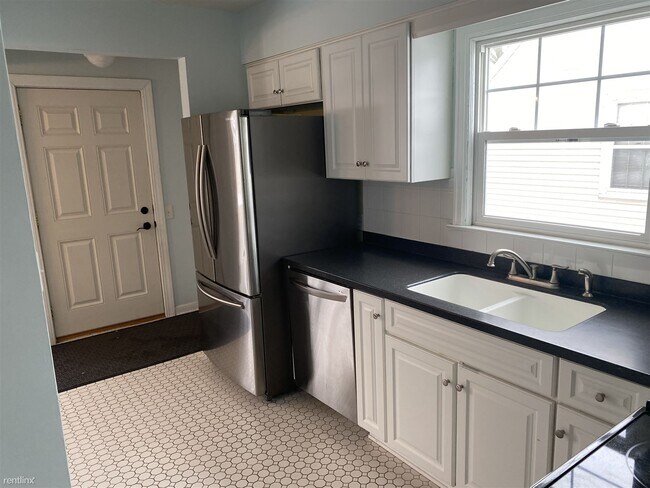 Building Photo - 3 br, 1.5 bath House - 138 W 22nd St