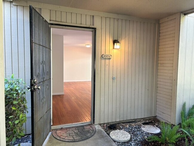 Building Photo - Ventura | Cute 3 bed + 2.5 bath NEWLY RENO...