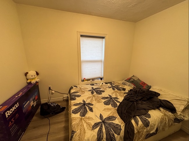 Building Photo - 4-Bedroom 1-Bathroom Downtown Apartment!