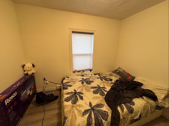 Photo du bâtiment - 4-Bedroom 1-Bathroom Downtown Apartment!