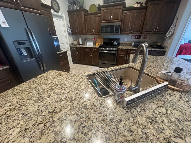 Foto del edificio - Lightly Furnished 4 Bed Home!