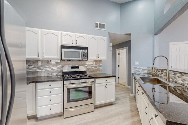 Building Photo - NW Home 3 Bedroom 2 Bath 2/CG 1266/SF