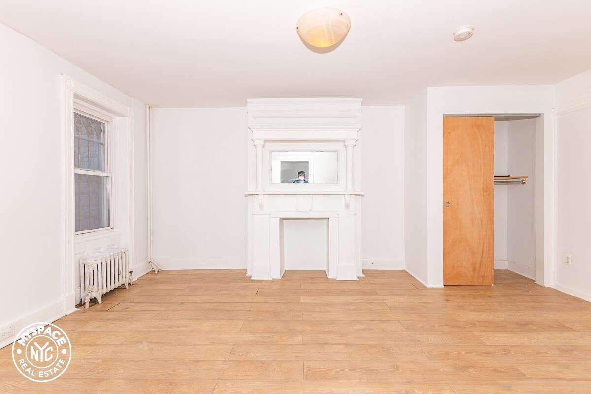 Building Photo - 211 Weirfield St