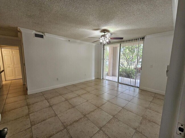 Foto del edificio - 12136 St.Andrews Place, #104