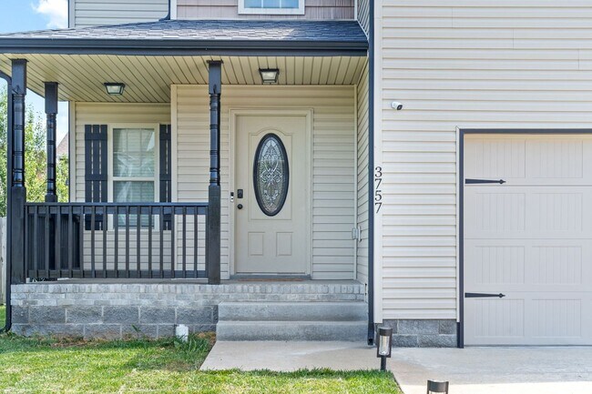 Building Photo - Pet Friendly Three Bedroom with Bonus!