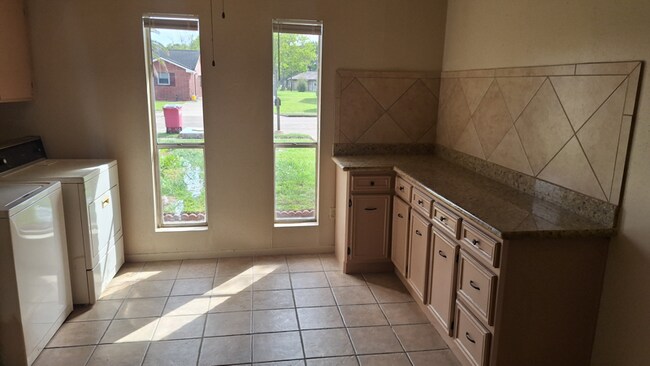 Foto del edificio - 1410 N Avenue R