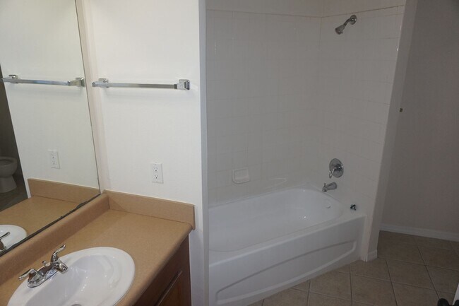 Building Photo - Spacious and Updated 1 Bedroom in Villa Va...