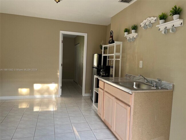 Building Photo - 15444 SW 99th Ave