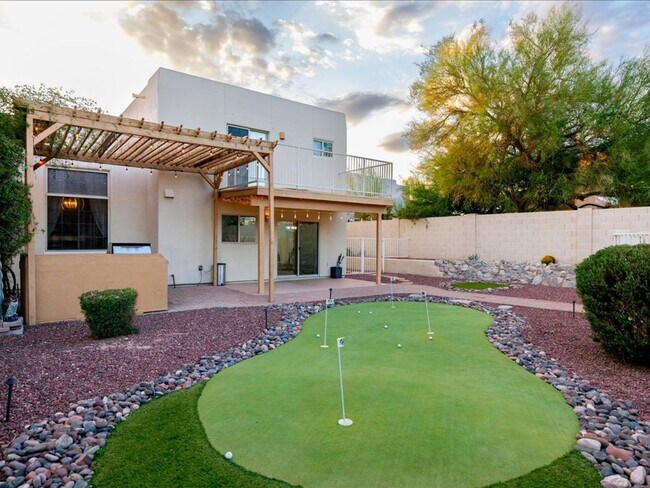 Foto del edificio - 3 Bedroom, 2.5 Bathroom With Loft. LOCATED...