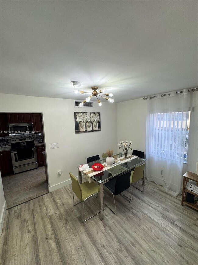 Foto del edificio - 1570 W 46th St