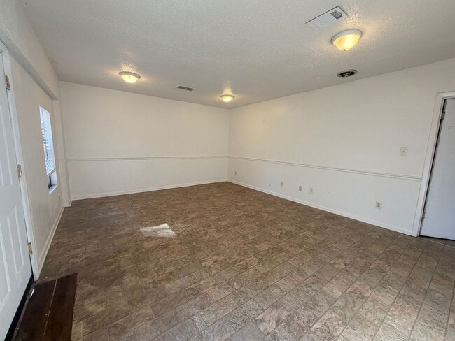 Foto del edificio - Large home ready for tenant....