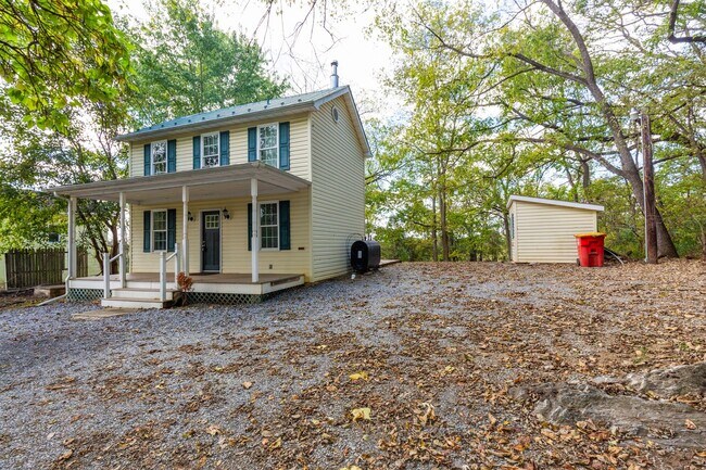 Foto del edificio - 2 Bed, 2 Bath Farmhouse-Style Home in Kear...