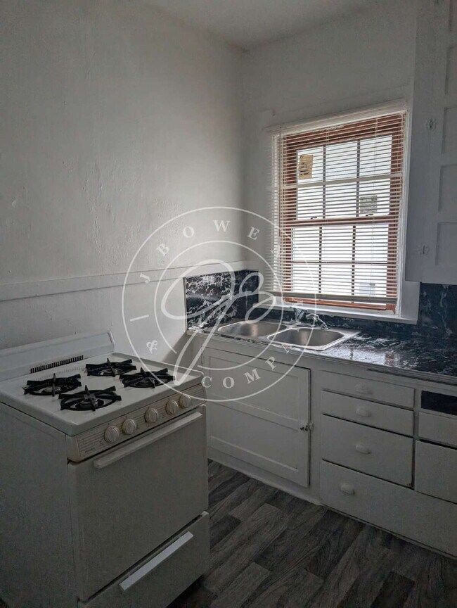 Building Photo - Spacious upper duplex with individual entr...