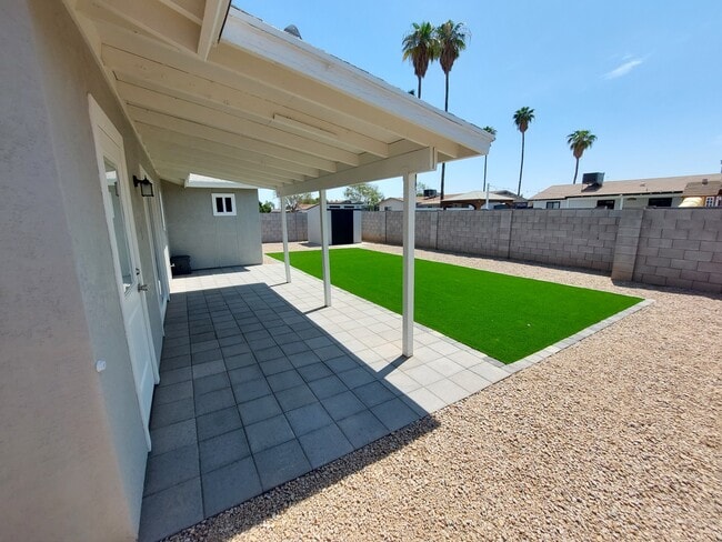 Backyard Patio - 1233 W Manhatton Dr
