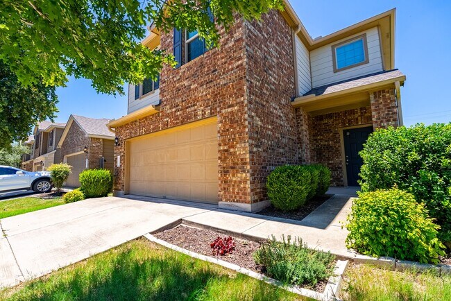 Foto del edificio - Stunning home with 3 Bedrooms and 2.5 bath...