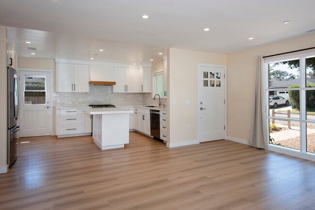 Foto del edificio - Remodeled Mesa Home Steps From Shoreline Park!