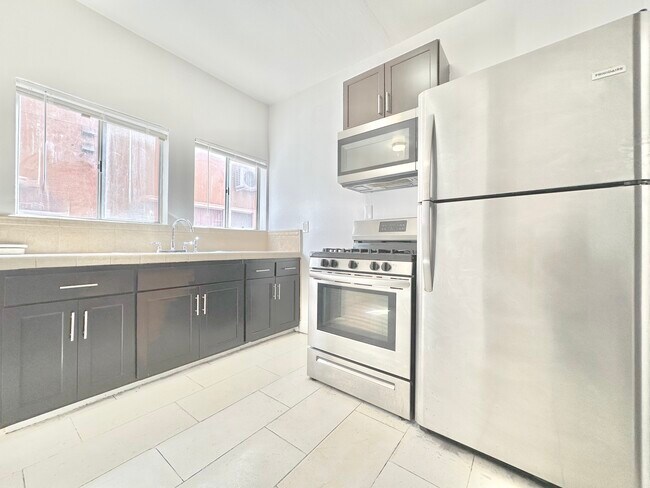 Building Photo - 709 W 48th St