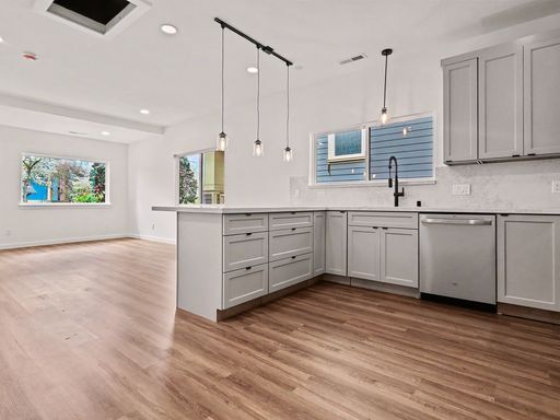 Foto del edificio - AVAILABLE NOW! Bright and Modern Home with High Ceilings and Premium Upgrades in the Columbia Cit...