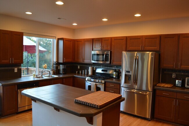 Building Photo - Amazing 4 bedroom home on Tumwater Hill!!