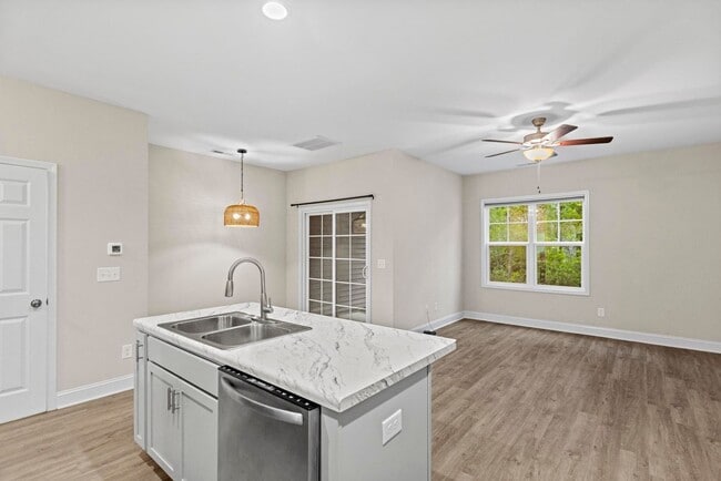 Building Photo - Large 3br Stonebay Townhome AVAILABLE NOW!