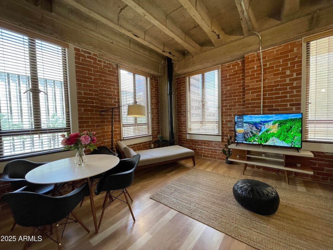 Foto principal - 114 W Adams St