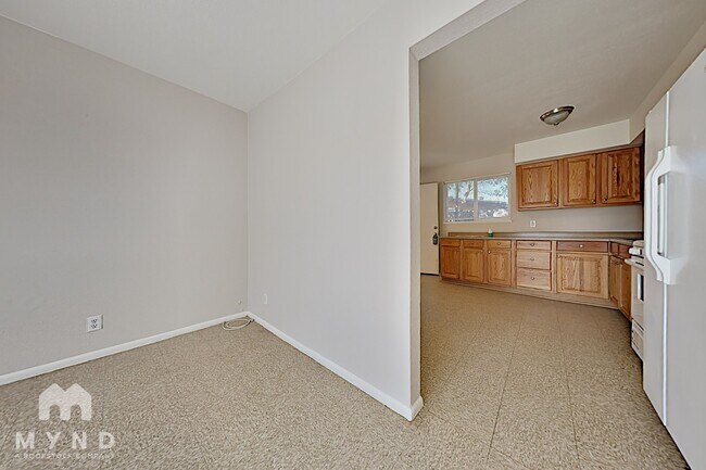 Building Photo - 1204 W Cochise Dr