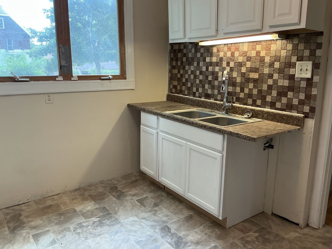 Foto principal - 3 bedroom single family home with off stre...
