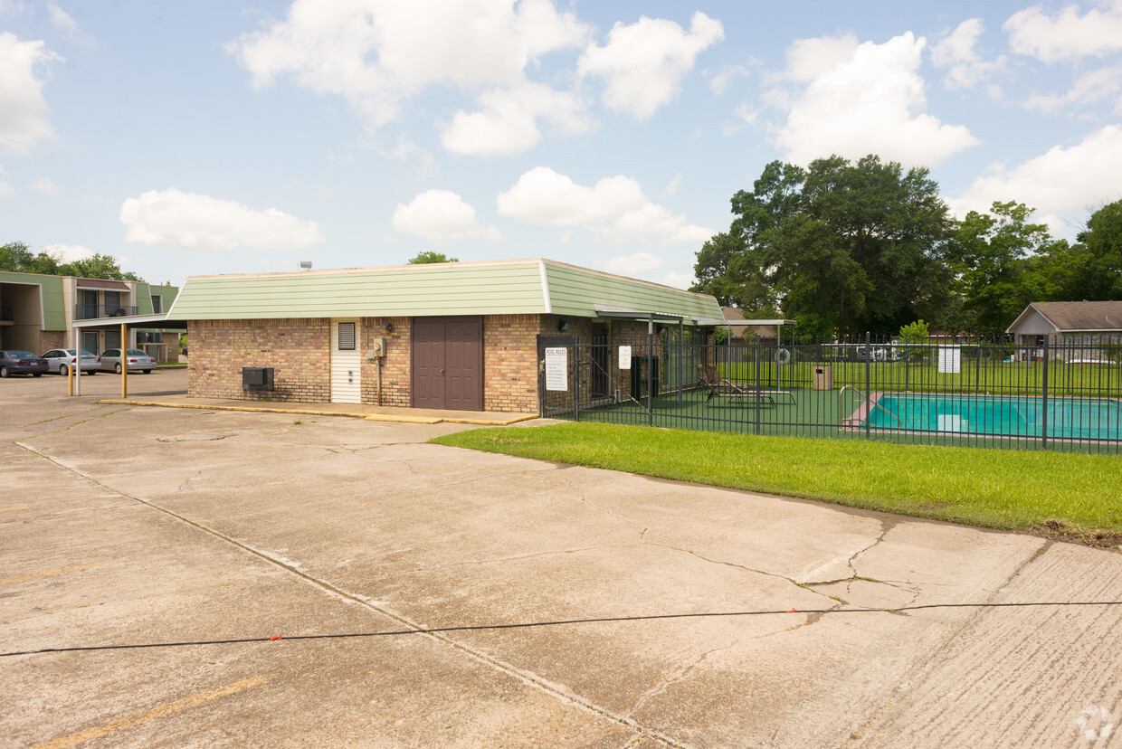 Building Photo - Bayouwood Villa