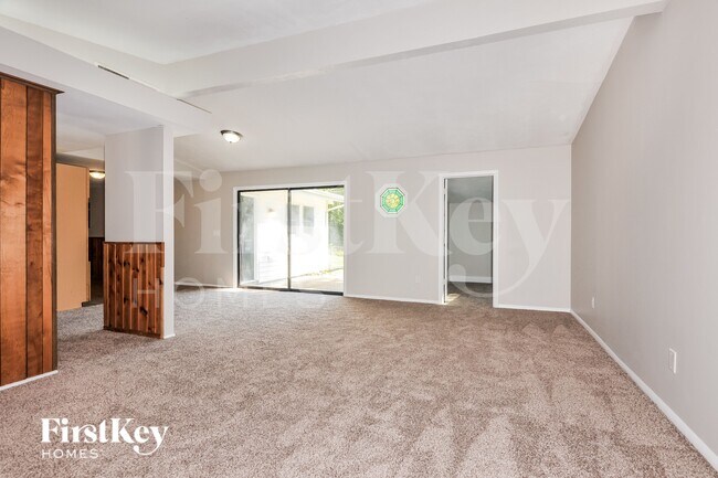 Foto del edificio - 2440 Cherry Ln