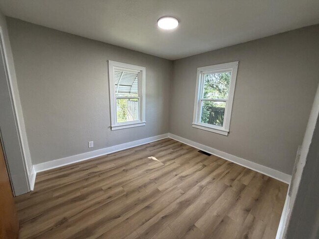 Foto del edificio - 327 S Brownell Ave