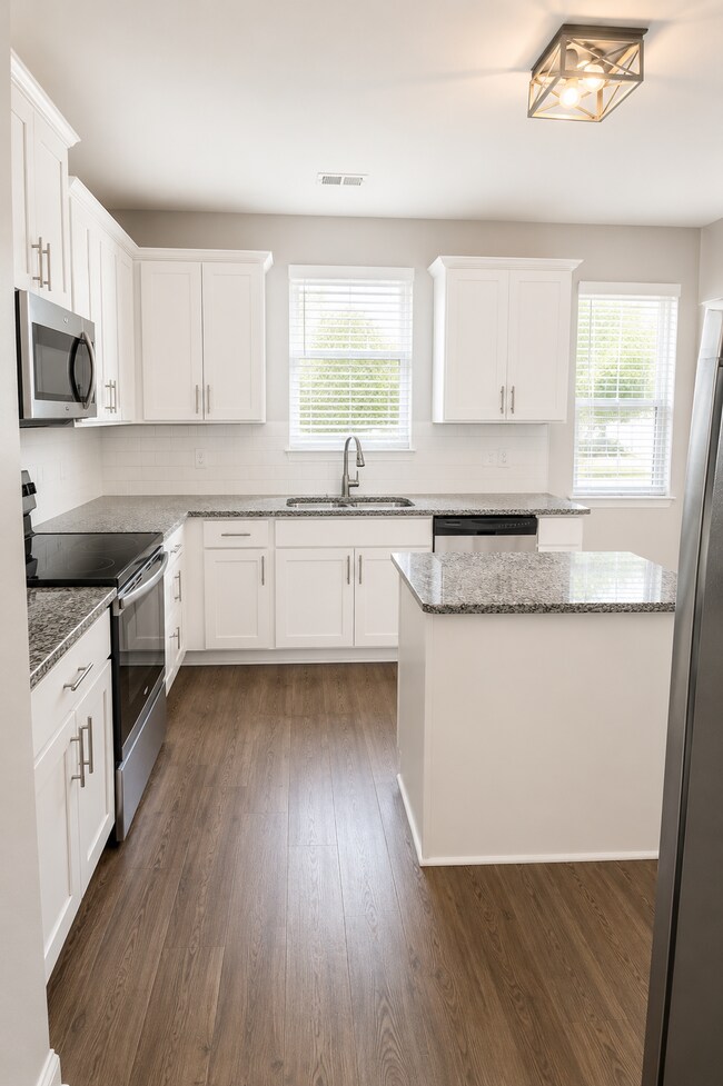 Foto del edificio - Spacious Elegance Awaits: 4-Bedroom Gem with Granite Countertops on Harrington Road!