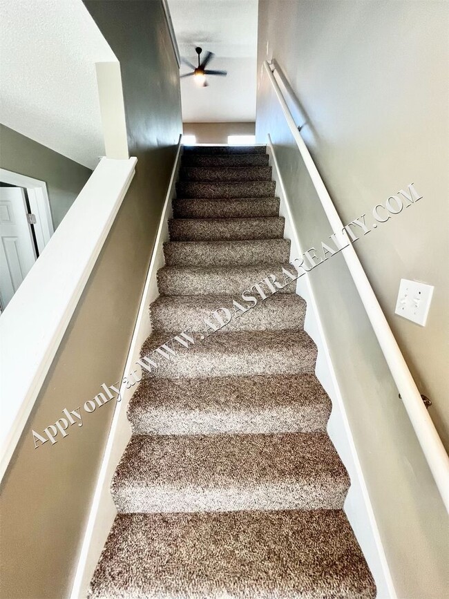 Building Photo - Spacious Shawnee Townhome 3 Bed/3 Bath-Available NOW!!