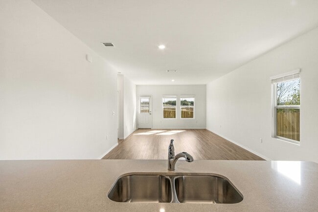 Building Photo - 5912 Eden Dr