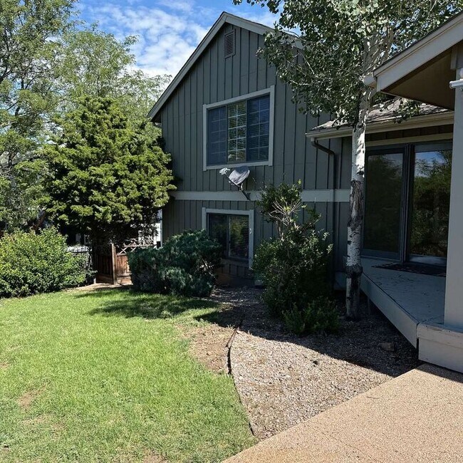 Foto del edificio - 3044 E Fremont Dr